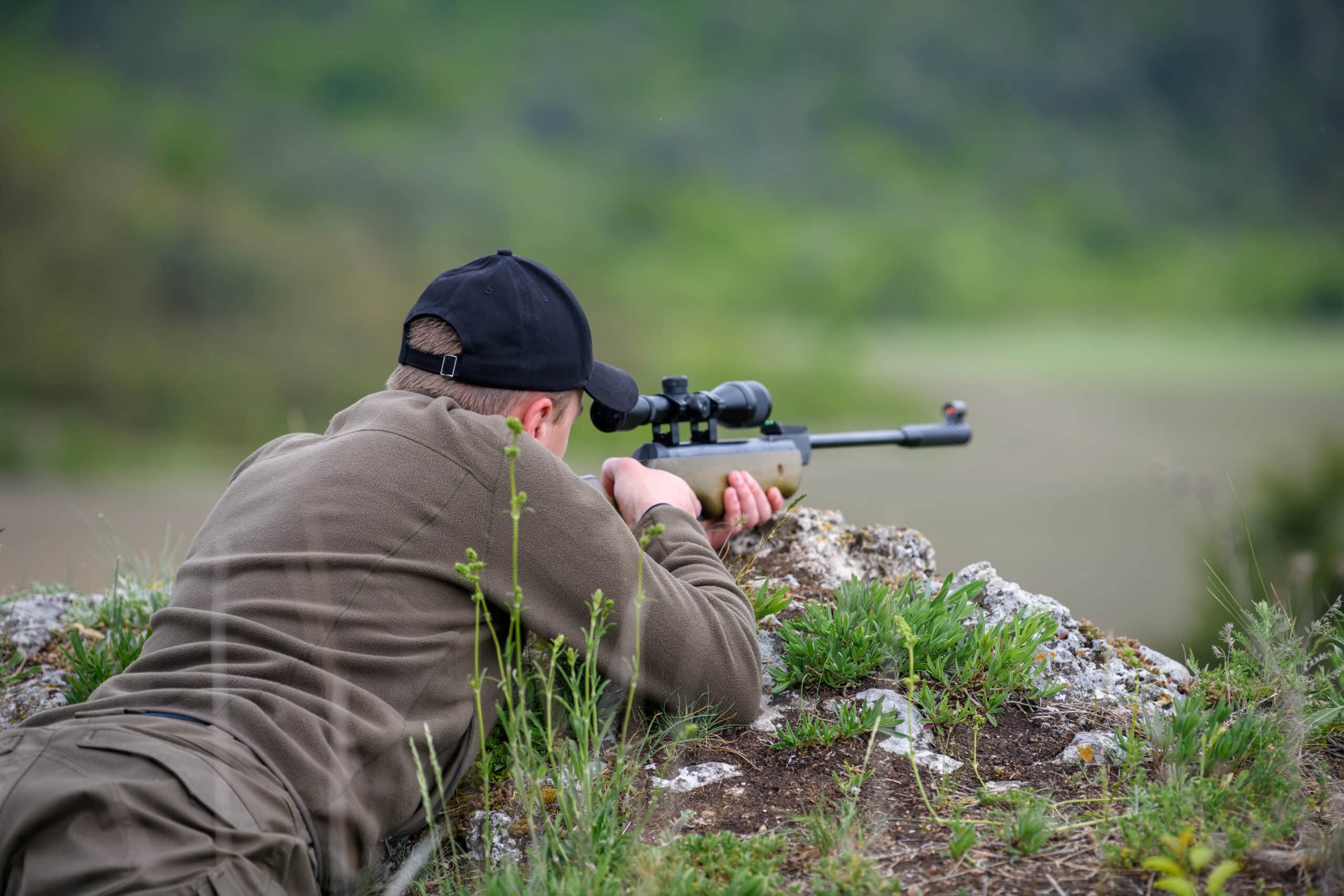 Jäger beim Schießen in Lauerposition mit Anschütz Modell 54